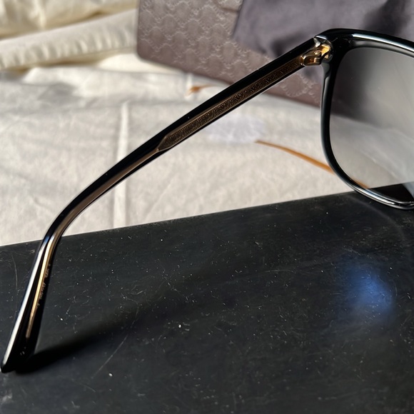 Gucci black sunglasses with gold logo - Picture 4 of 14